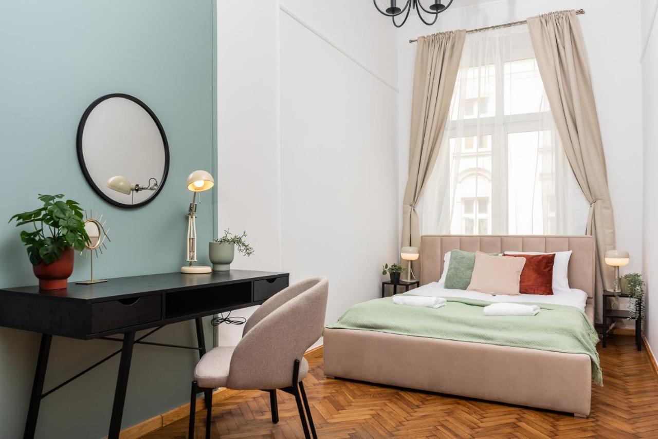 Classy Old Town Apartment - By Upstairs Krakow Bagian luar foto