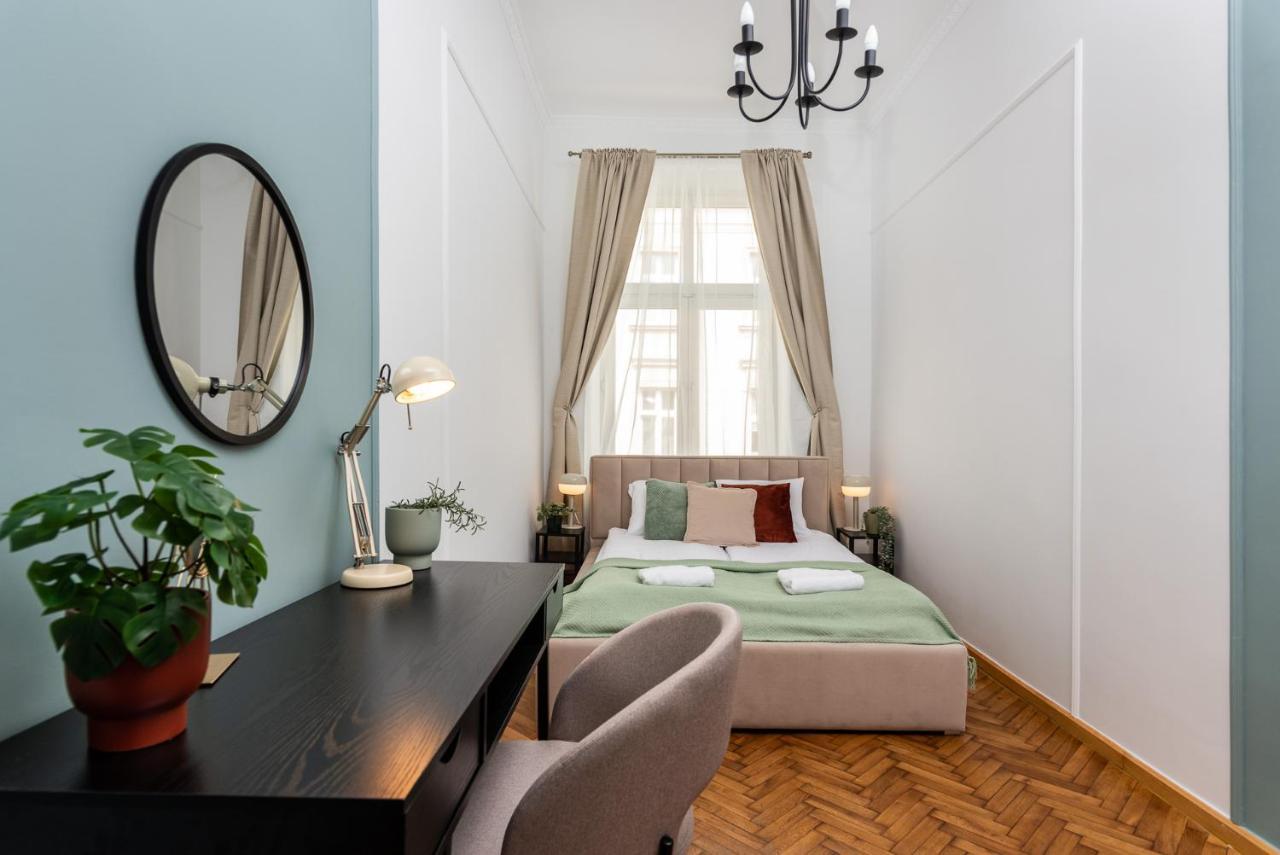 Classy Old Town Apartment - By Upstairs Krakow Bagian luar foto